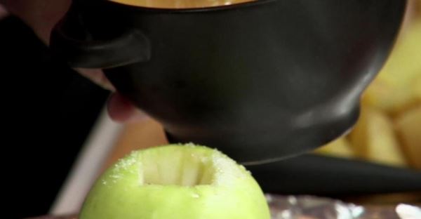 Запечённые яблоки со взбитыми сливками и перечно-солёной карамелью