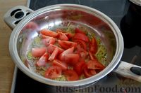 Паста в сливочном соусе со шпинатом, луком-пореем и томатами