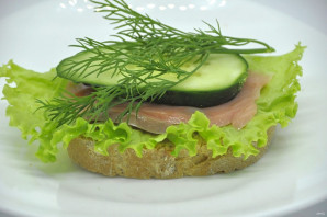 Бутерброды с зеленым салатом