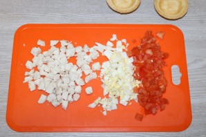 Салат с курицей в тарталетках